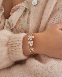 Bijou Brigitte Armbänder Gold|Blumenschmuck>Armreif - Three Flowers gold