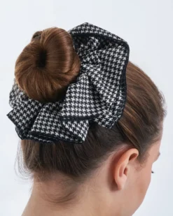 Bijou Brigitte Scrunchies>Haargummi - Checkered Classic schwarz, weiß