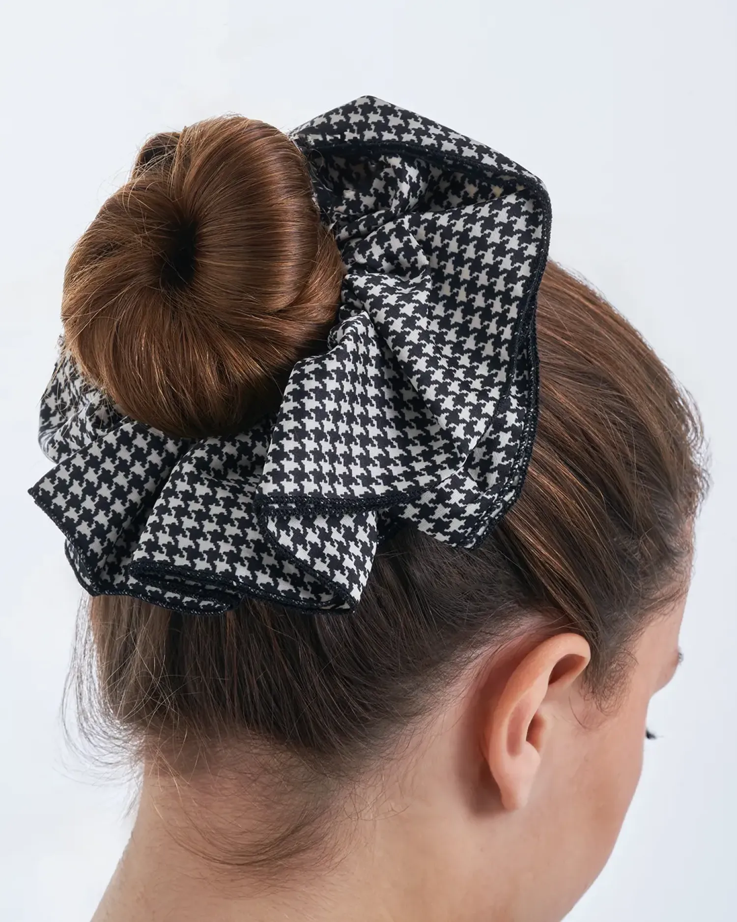 Bijou Brigitte Scrunchies>Haargummi - Checkered Classic schwarz, weiß