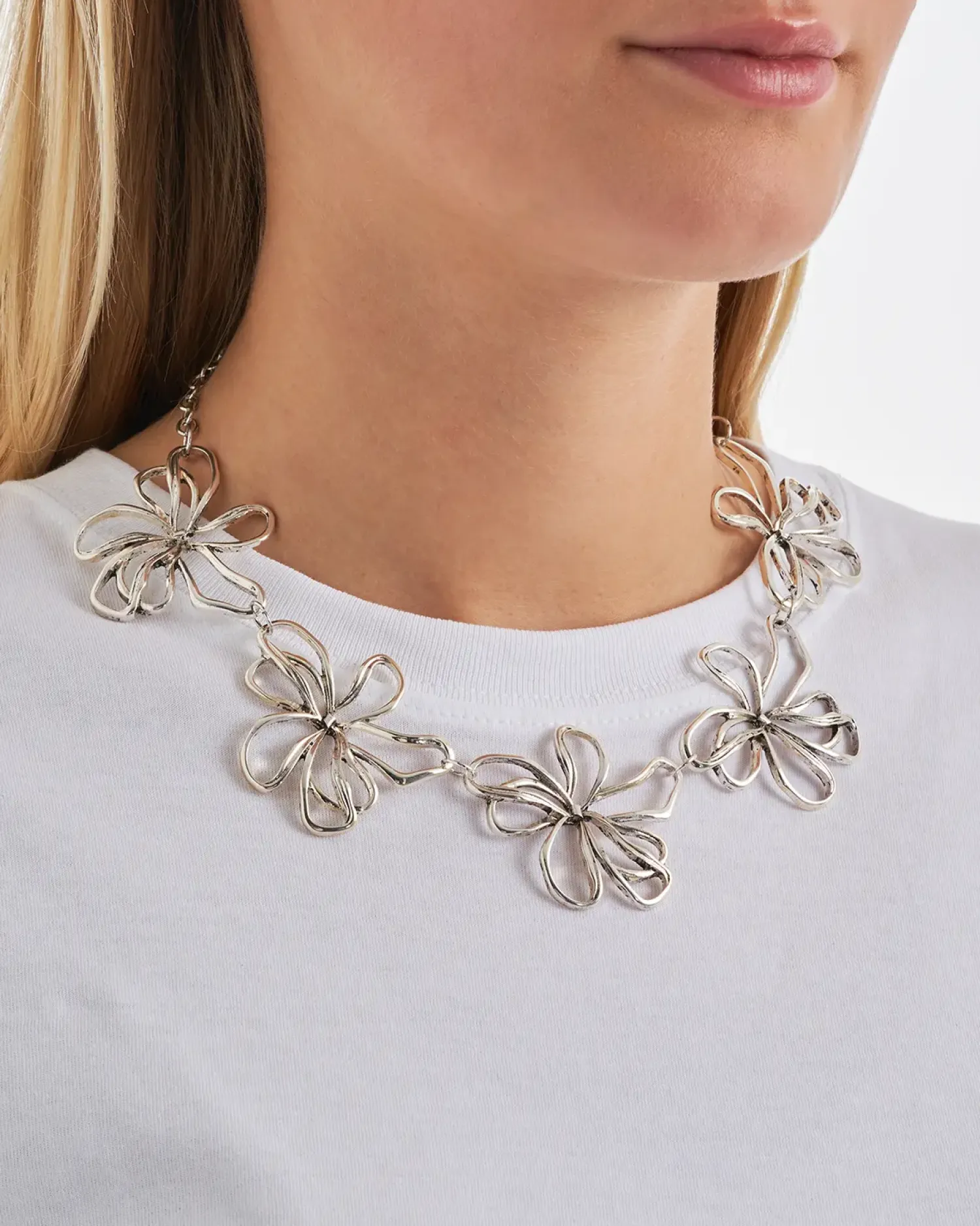 Bijou Brigitte Statement-Ketten|Blumenschmuck>Kette - Chrome Blossom silber