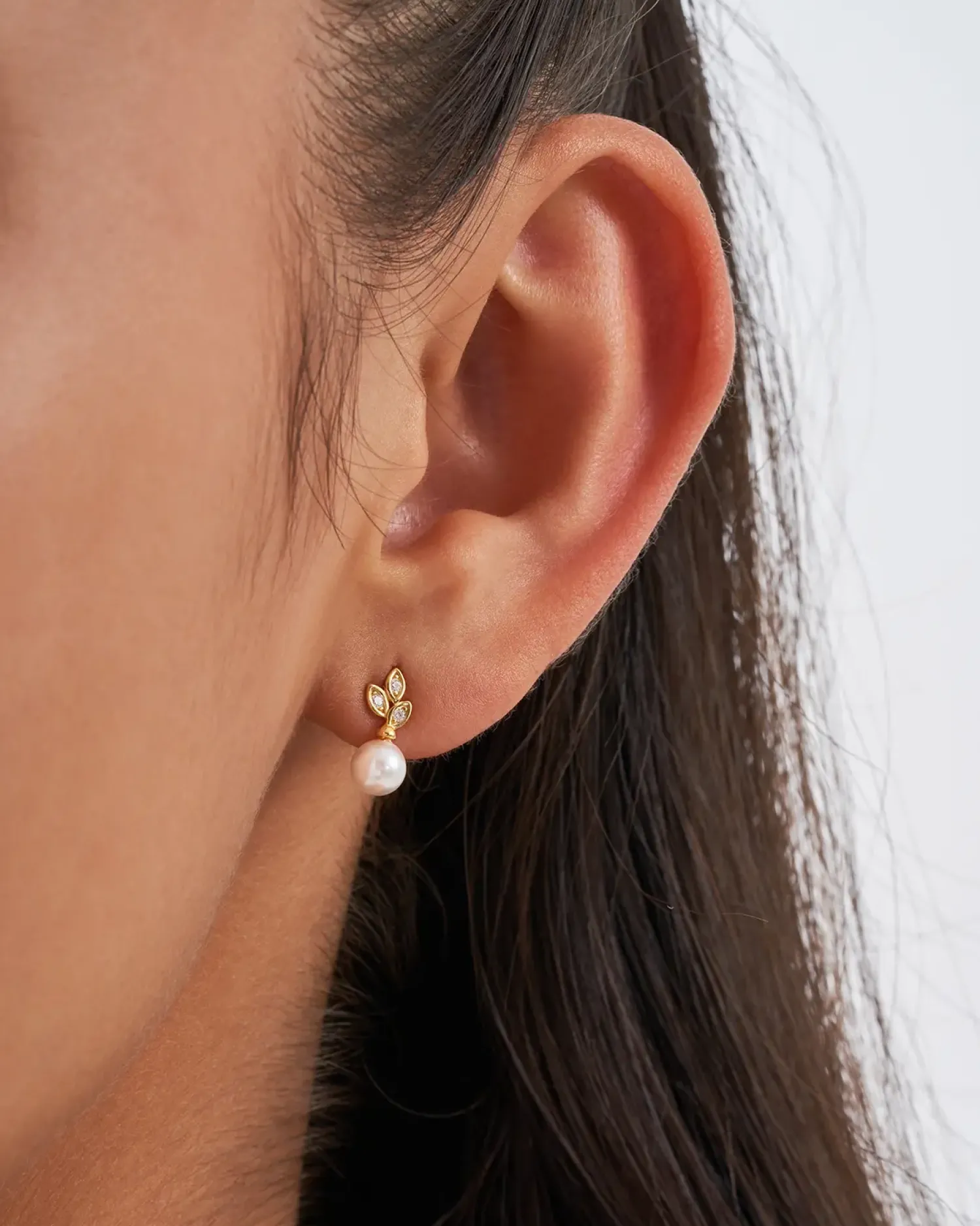 Bijou Brigitte Ohrringe Gold|Silver Crystals>Ohrstecker - Floral Pearls gold, weiß